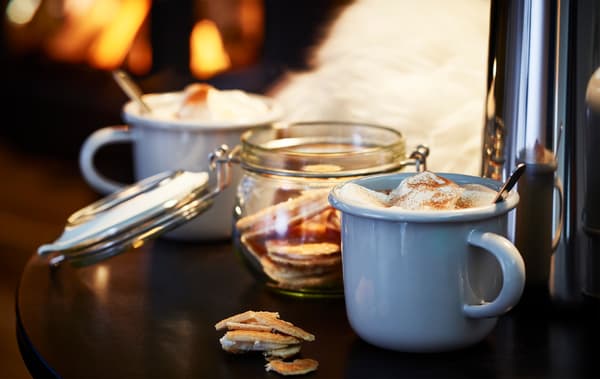 Le mug en acier émaillé gris clair IKEA EGENDOM convient aux activités de plein air comme aux soirées cosy.