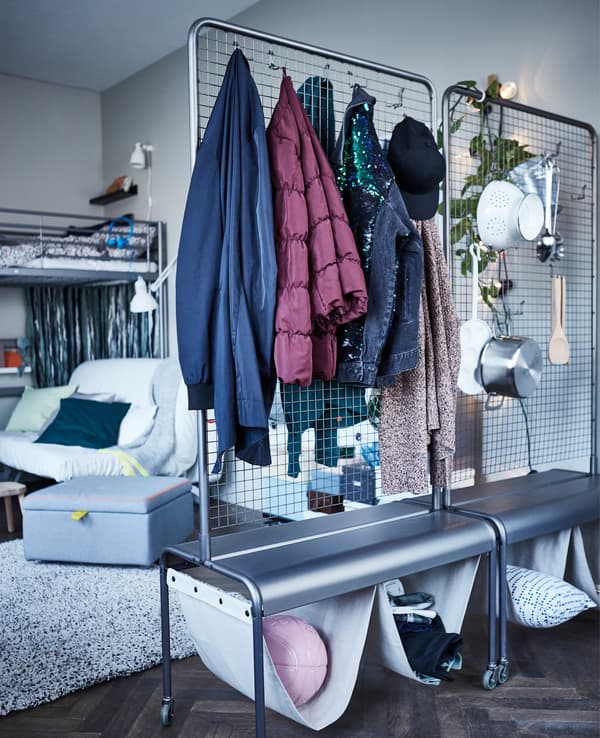 Le paravent noir verni IKEA VEBERÖD est un rangement mobile sur roulettes doté d’une paroi en fil pratique pour accrocher des vêtements, des plantes, ou le manteau d’un invité.