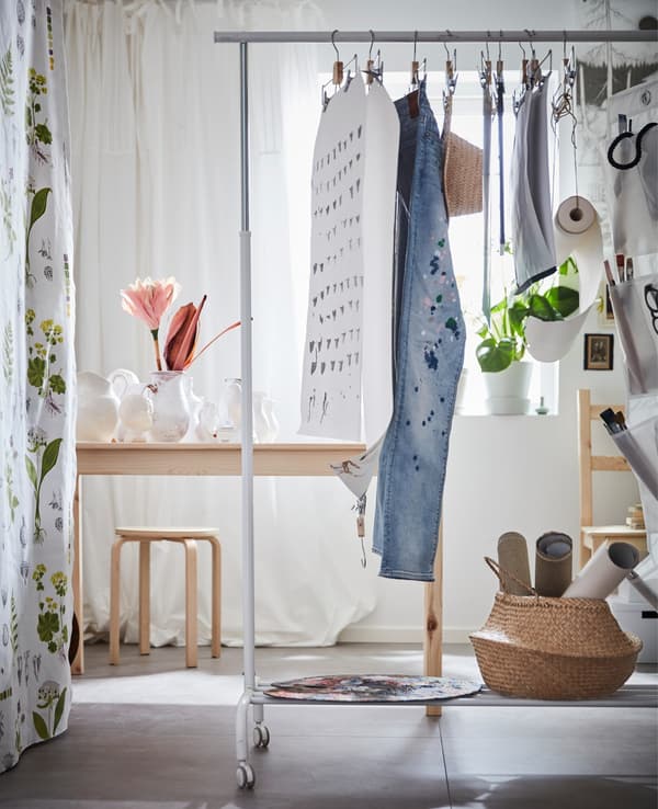 Le portant RIGGA est un élément multitâches dans une chambre d’étudiant. Il permet de ranger des vêtements, d’exposer de l’art et d’organiser différents éléments.