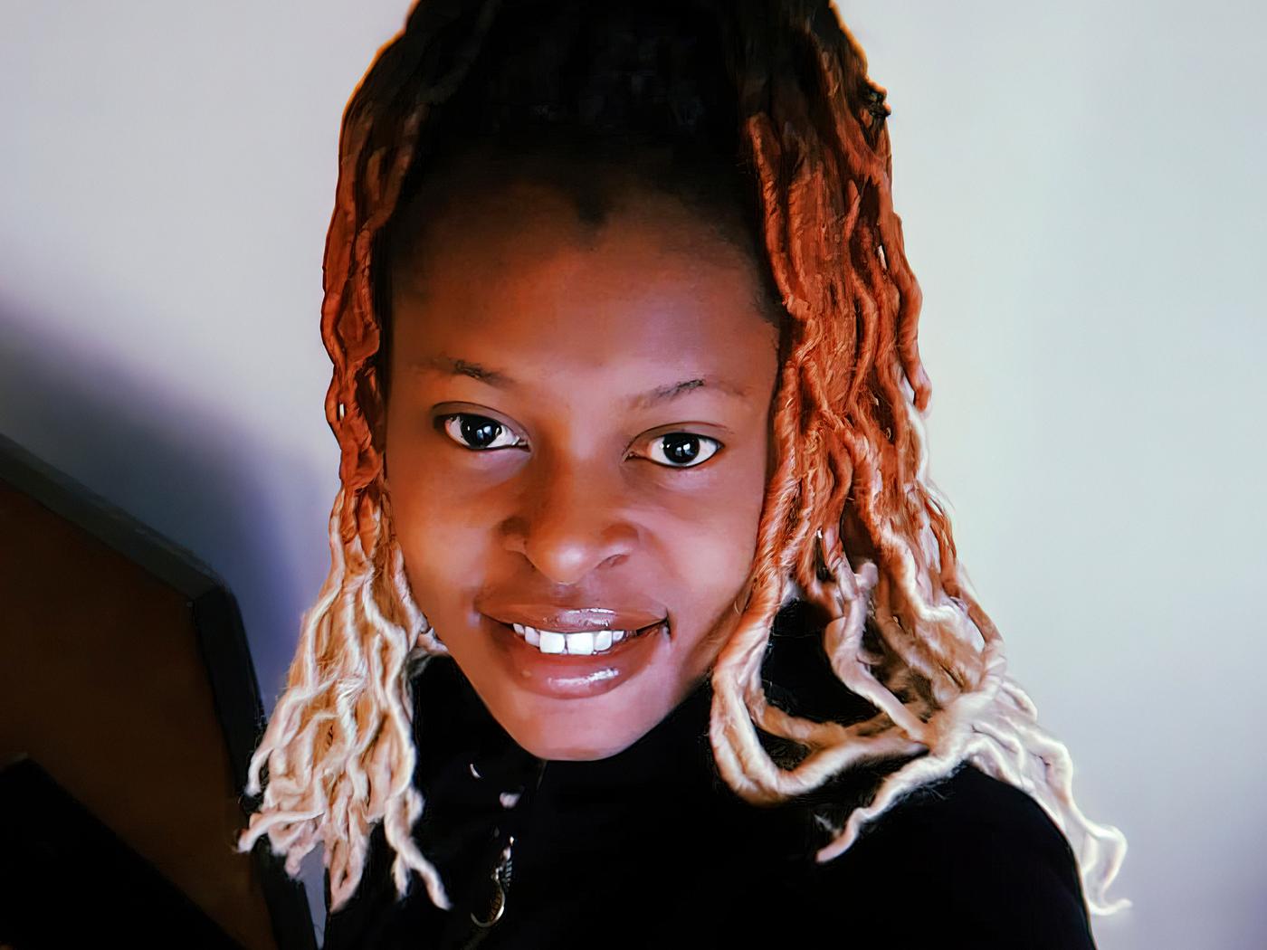Le portrait d'Esperance, une réfugiée congolaise et une collaboratrice de IKEA Suisse, en train de sourire.