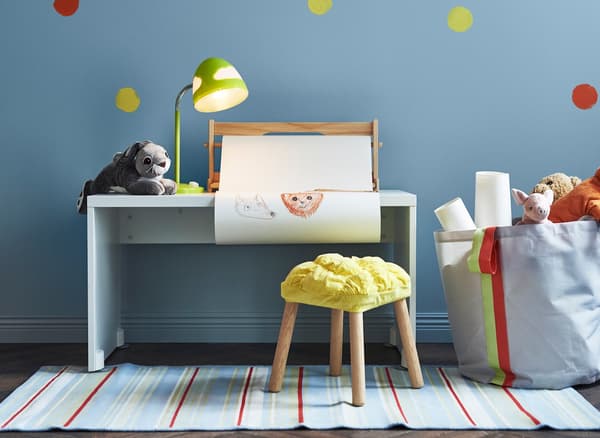 Le sac-rangement et le petit tabouret sont très utiles pour prendre soin de votre nouveau-né. Plus tard, quand Bébé sera grand, il pourra s’en servir à son tour.