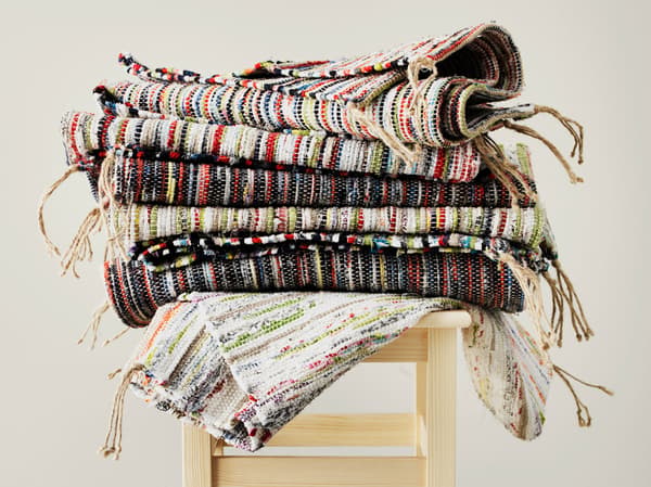  Lebihan fabrik daripada pengeluaran linen tilam kami menjadi ambal IKEA TÅNUM berbilang warna yang cantik. Mencipta daripada produk yang sedia ada kami ialah topik hangat apabila kami mereka bentuk produk baharu dan membantu kami menjadi lebih lestari.