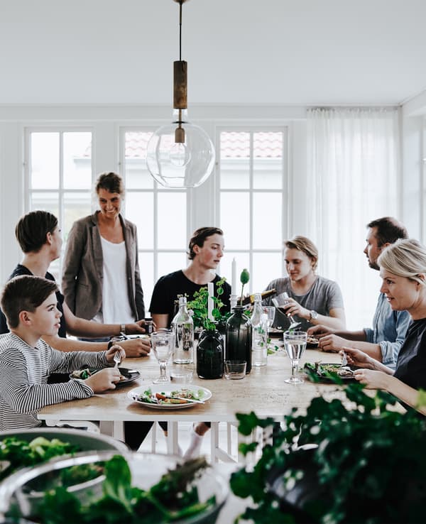 Les amis et la famille d’Annika se réunissent autour de la table