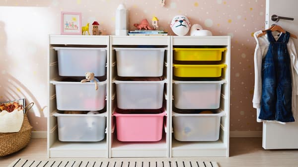 Les boîtes pour enfants dans l'étagère pour enfants bien triées