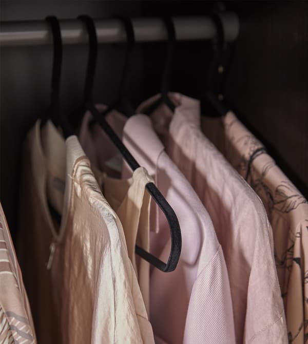 Les cintres STRYKIS gardent vos vêtements bien en place grâce à leur solide structure en acier recouverte d’un velours de nylon noir. Ils accueillent également les vêtements plus lourds, car ils ne laissent pas de marques.