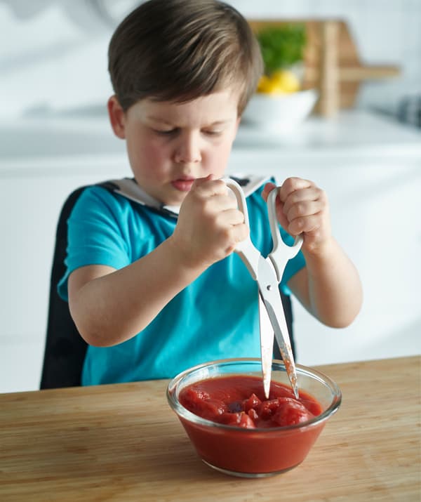 Les ciseaux sont super pratiques pour découper des légumes, y compris pour les enfants. Des tomates, par exemple.