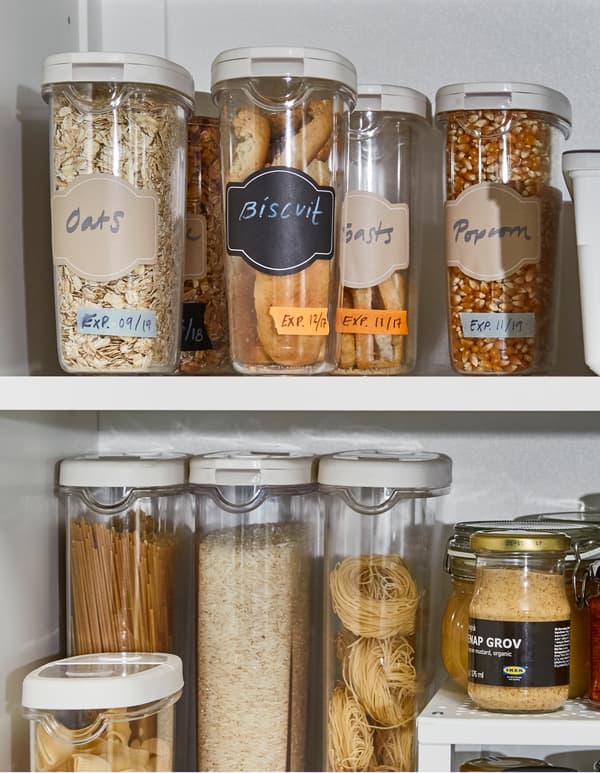 Les contenants alimentaires IKEA 365+ ne contiennent pas de BPA. Faits de plastique transparent, vous trouverez facilement les flocons d’avoine, les biscuits ou les céréales. Prise en main facile et sécuritaire grâce aux couvercles en caoutchouc.