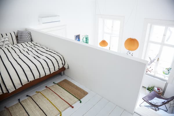 Les coussins donnent une ambiance cosy à une chambre en mezzanine.