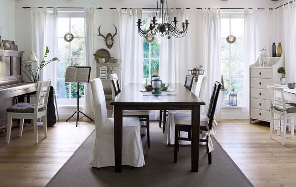 Les housses décontractées des chaises améliorent le confort.