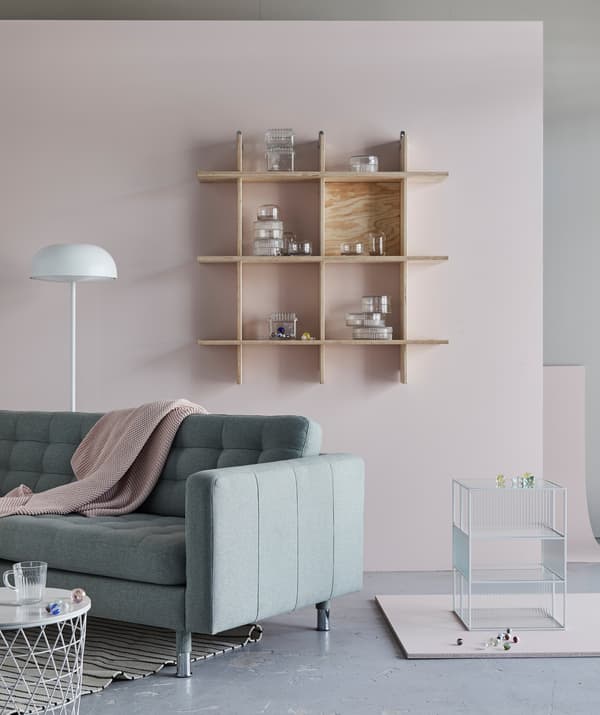 Les lignes pures du canapé LANDSKRONA, les étagères peu garnies et l’absence de remplissage au mur comme au sol contribuent à créer une impression d’apaisement.