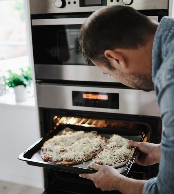 Les pizzas cuisent rapidement.