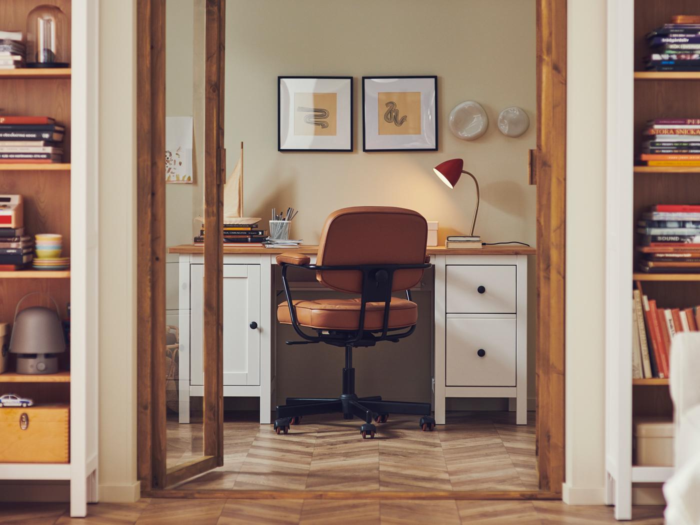 Les portes du séjour s’ouvrent sur un poste de travail constitué d’un bureau HEMNES et d’une chaise de bureau ALEFJÄLL.