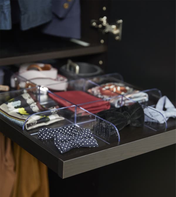 Les rangements à compartiments créent de l’organisation dans les vêtements et facilitent les routines matinales. IKEA a tout un éventail d’accessoires astucieux, comme le plateau coulissant KOMPLEMENT en brun-noir. Il est étroit, ce qui permet de bien voir les plus petites pièces comme les nœuds et les ceintures.