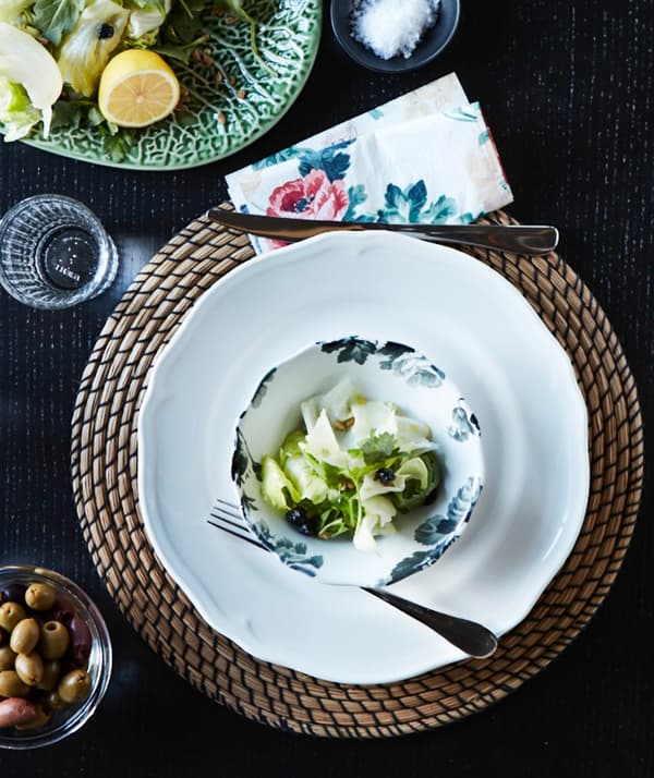 Les sets de table ronds décoratifs IKEA LÄTTAD en jonc de mer protègent la surface de la table tout en atténuant les bruits.