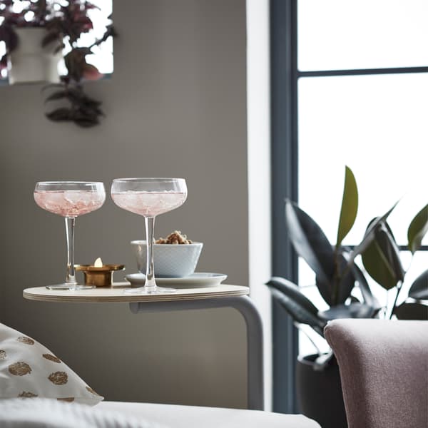Les tables d’appoint FLOTTEBO transforment le canapé en coin-détente parfait.