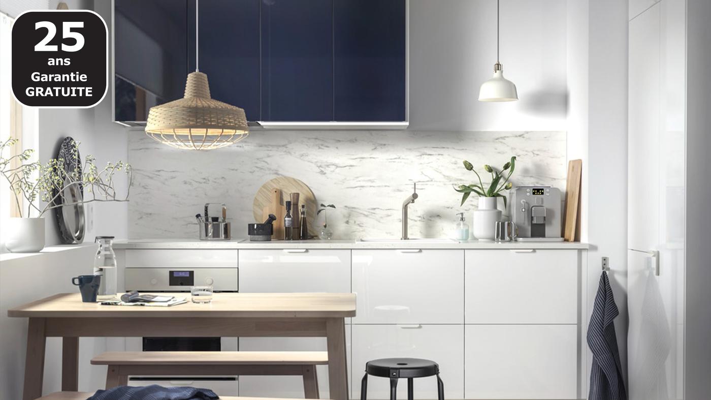 Les tiroirs IKEA RINGHULT et les faces de portes JÄRSTA en bleu-noir brillant donnent un look moderne à la cuisine, quelle que soit sa taille.