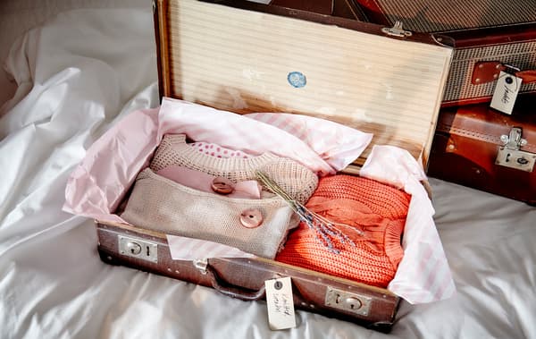 LES VALISES, PARFAITES POUR LE RANGEMENT. Comme elles sont conçues pour transporter des vêtements et qu’elles occupent de la place quand on ne voyage pas, pensez à les utiliser pour ranger vos vêtements et ainsi doubler leur utilité.