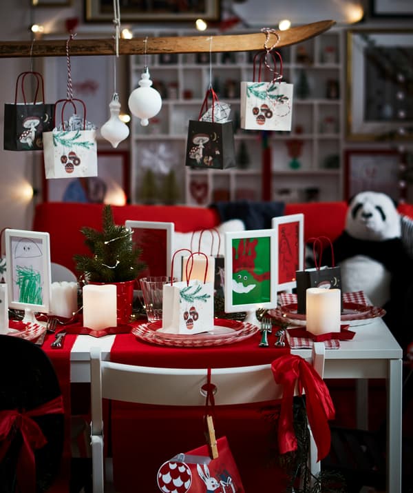 Let the children make a holiday art exhibition with two-sided IKEA TOLSBY frames.