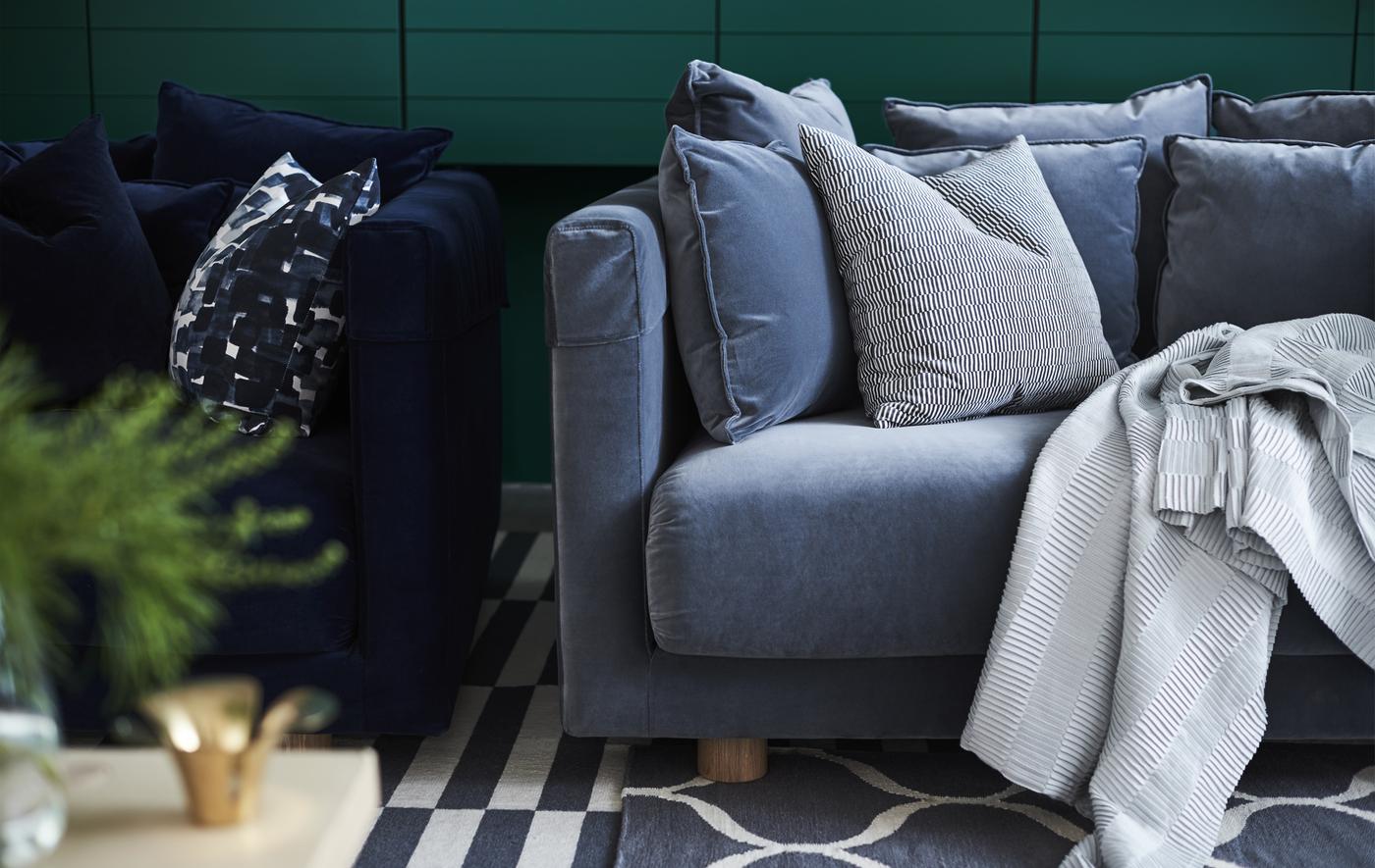 Lever le pied et se détendre fait partie des plaisirs simples de la vie. C’est pourquoi IKEA crée des canapés moelleux et confortables. Relookez celui que vous préférez, comme STOCKHOLM 2017 en velours bleu, avec des accessoires coordonnés puis installez-vous et soufflez.