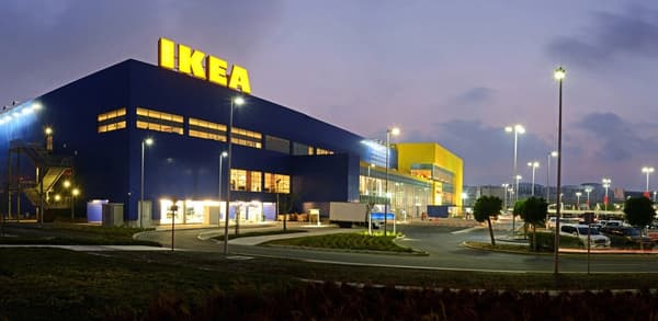 L’extérieur d’un magasin IKEA, le soir.