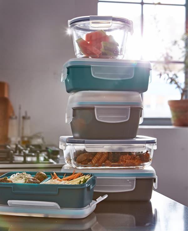 Like having a divided lunch box so your food is kept separate? FESTMÅLTID plastic lunch box in dark turquoise has two removable inserts and a clear, leak-proof lid. IKEA has lots of lunch box choices to save time, money and food.