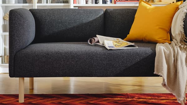 LILLEHEM grå soffa med ljusa träben.