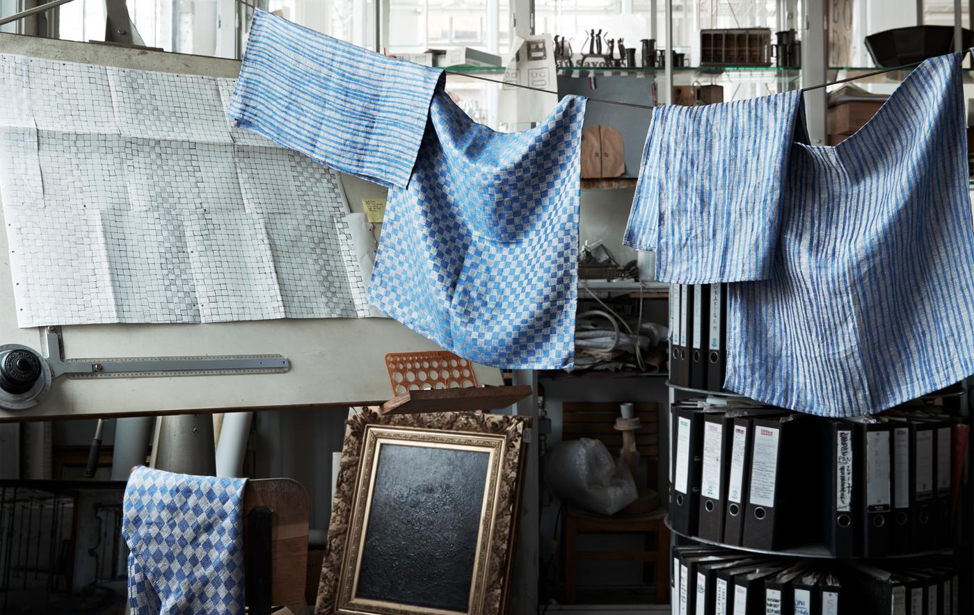 Linge bleu à motifs accroché à un fil lors d’un atelier.