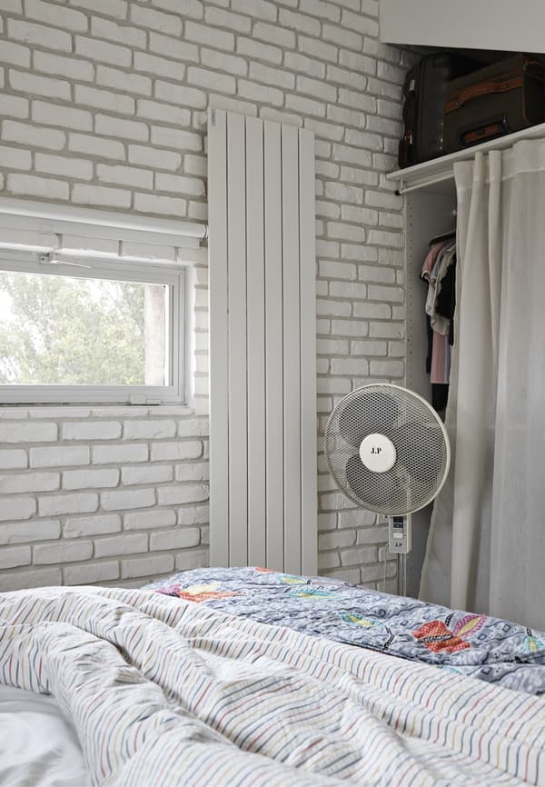Linge de lit coloré dans une chambre blanche