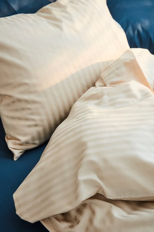 Linge de lit dans plusieurs couleurs, styles et matières.