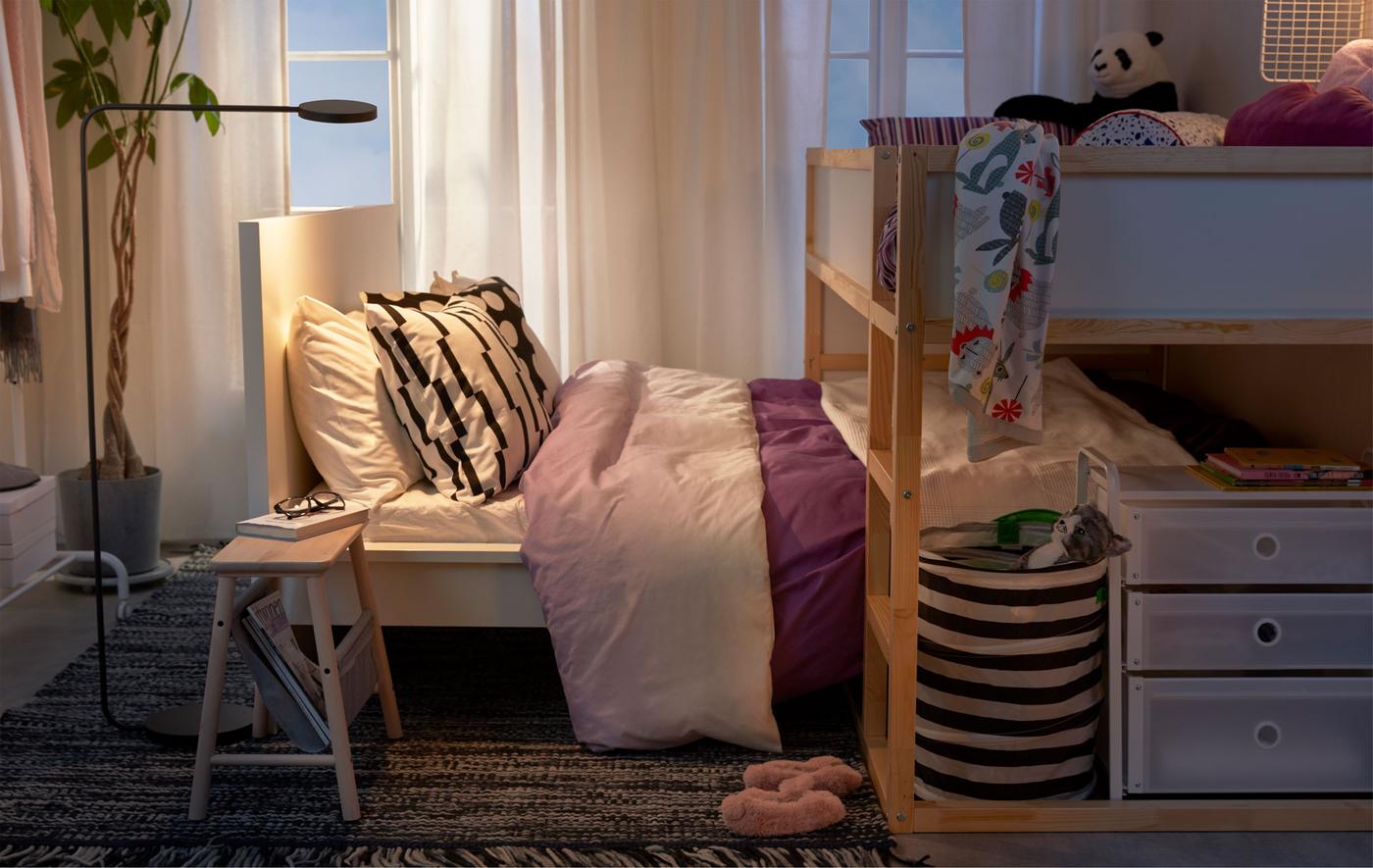 Lit mezzanine pour enfant, à côté du lit des parents, dans une petite chambre à coucher