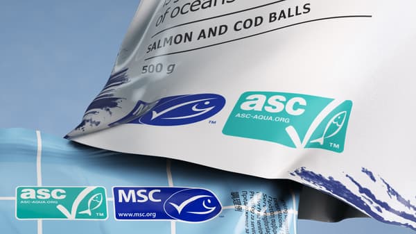 Logo Marine Stewardship Council dan Aquaculture Stewardship Council pada paket bebola ikan salmon dan kod HUVUDROLL.