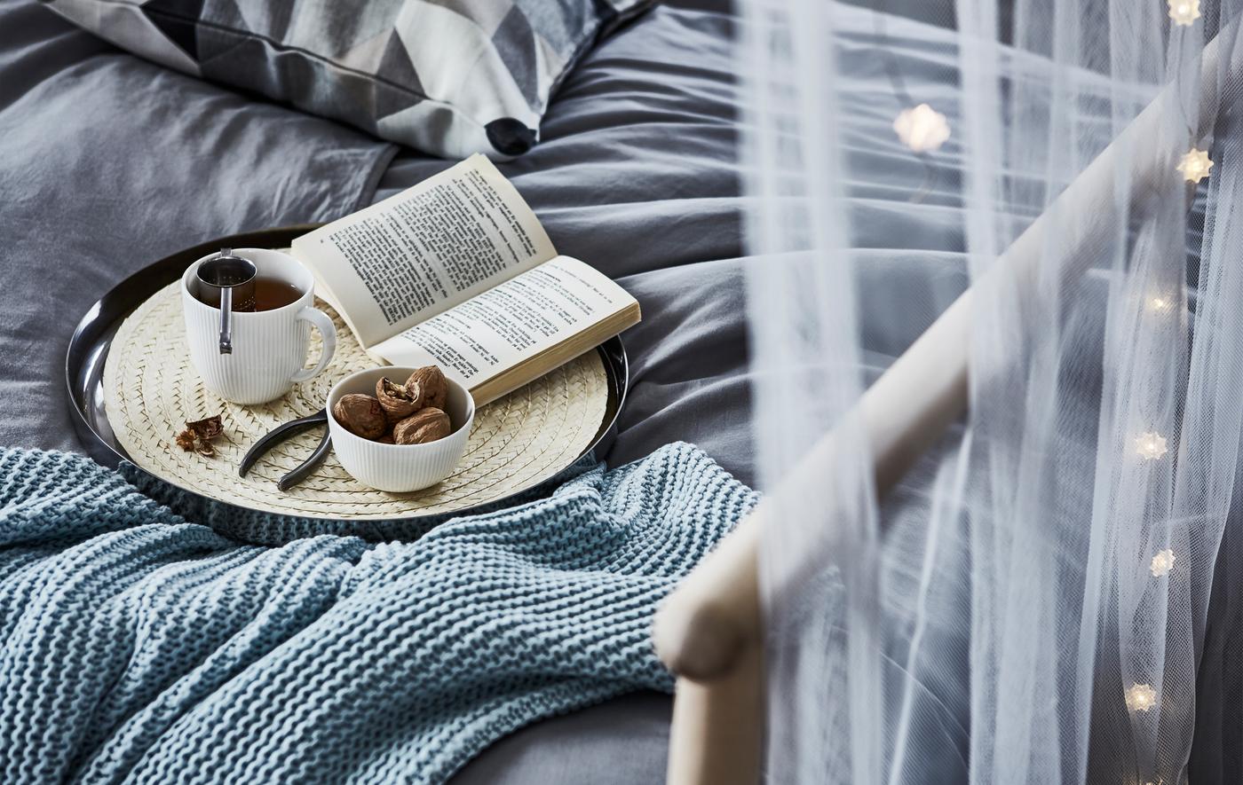 Lorsque le stress commence à monter, réfugiez-vous dans un endroit tranquille, avec une tasse de thé, votre livre préféré et plein de textiles cosy.