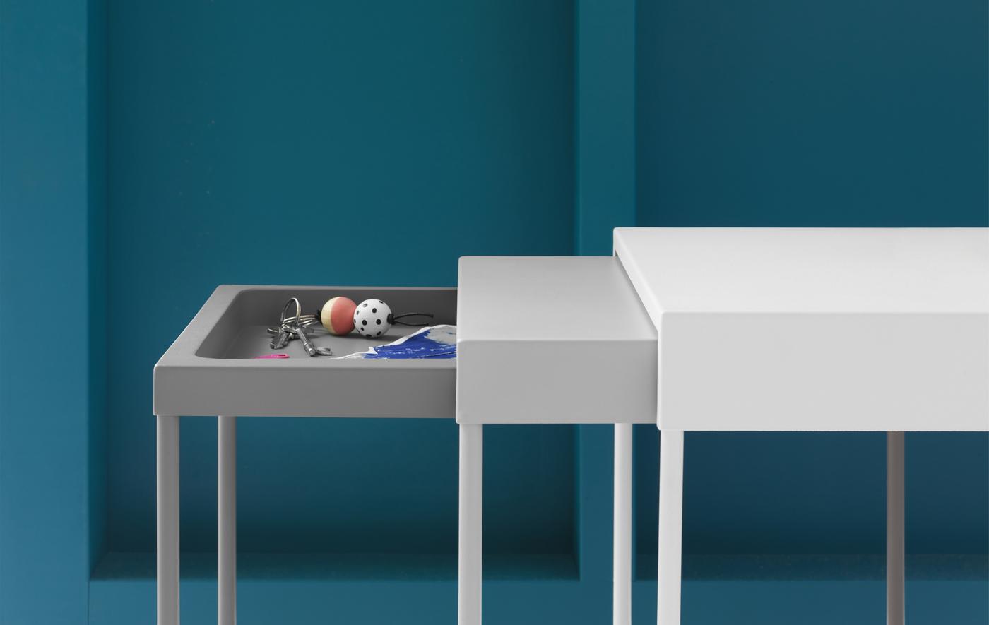Lot de trois tables gigognes avec plateau incorporé dans la plus petite.