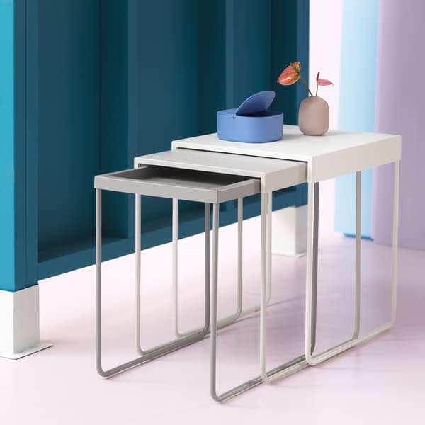 Lot de trois tables gigognes, en gris et en blanc.