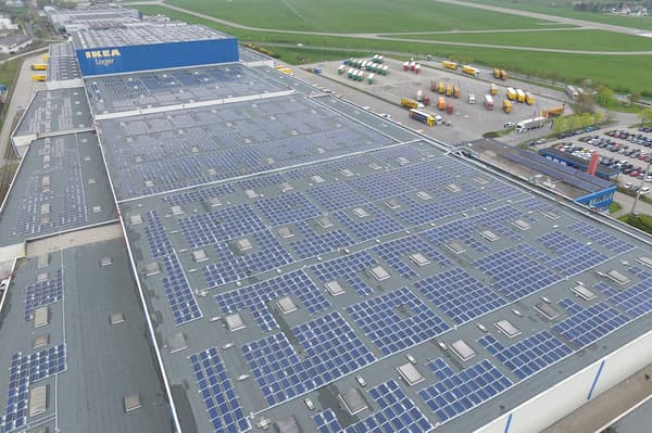 Luftaufnahme eines großen IKEA Logistikzentrums mit flächendeckender Solaranlage auf dem Dach.