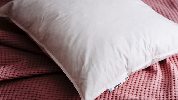 LUNDTRAV down & feather pillow.