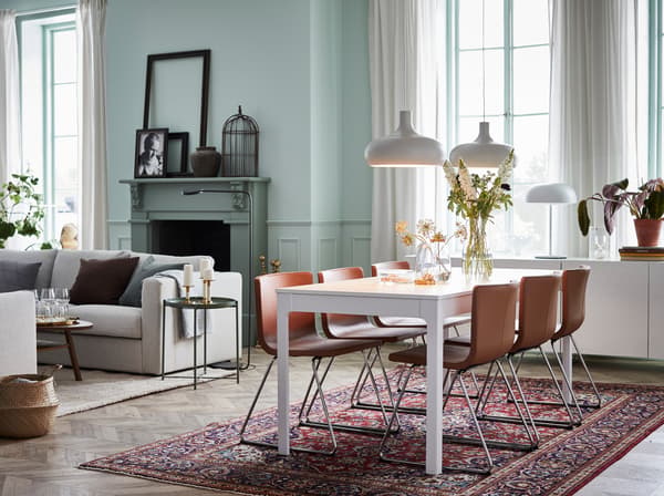 Luxus, aber zu erschwinglichen Preisen? IKEA BERNHARD Stühle verchromt/Mjuk goldbraun und IKEA EKEDALEN Ausziehtisch weiss bieten genau das und bilden eine sehr moderne Essplatzkombination.