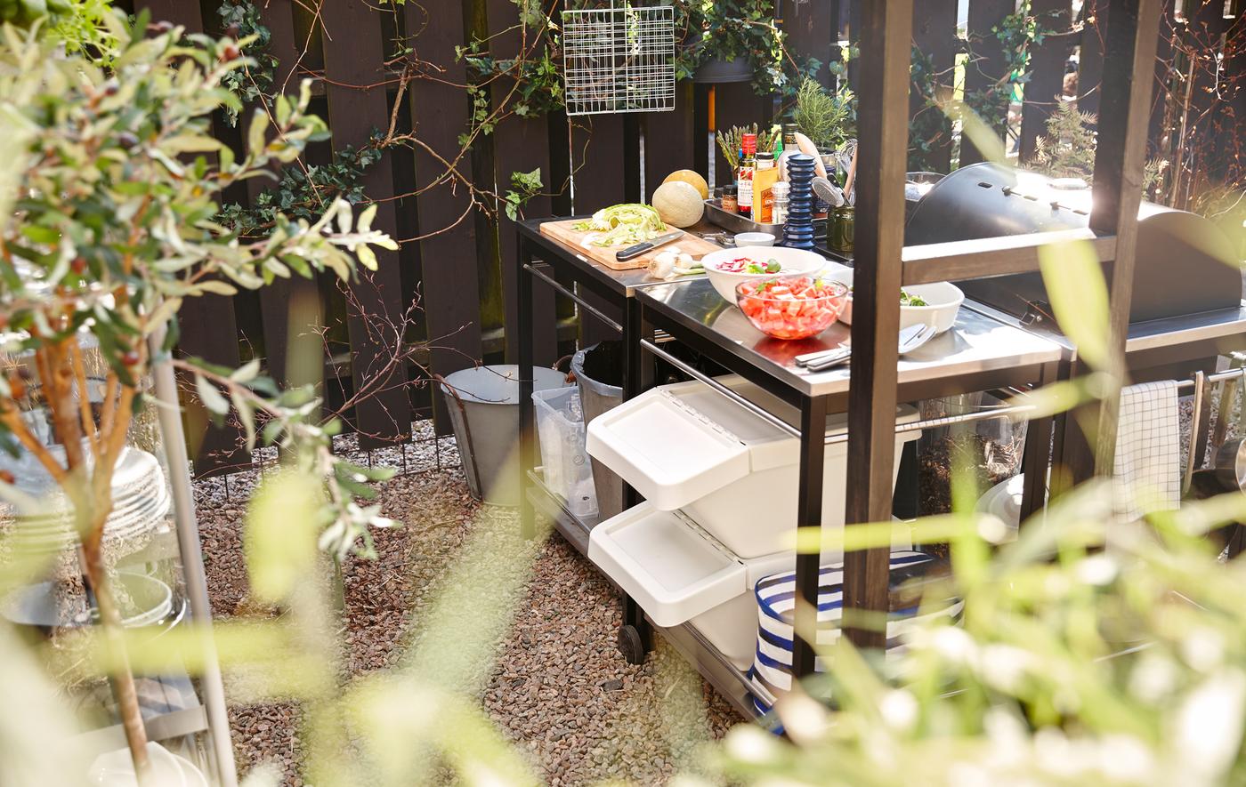 Make a modular outdoor kitchen with the help of a grill and 4 serving carts