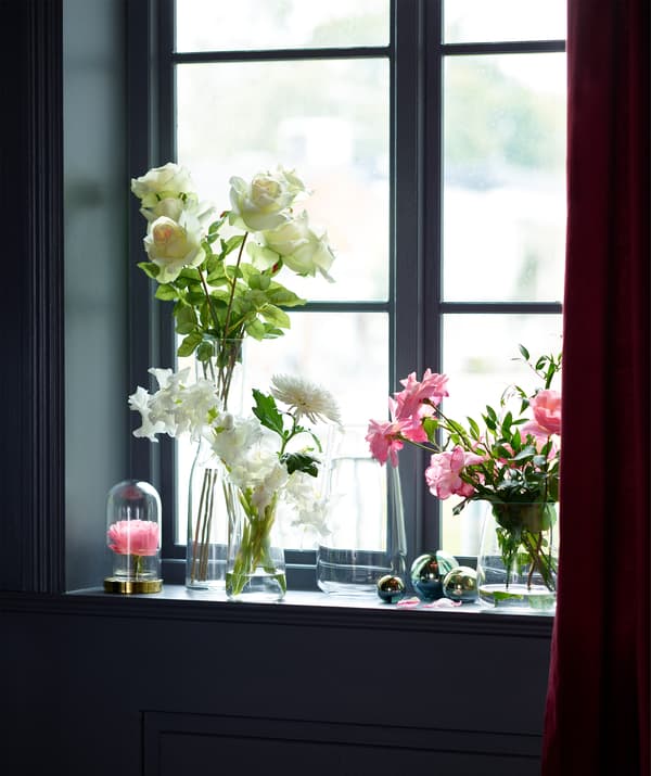 Make beautiful flower arrangements with some IKEA BERÄKNA vases.