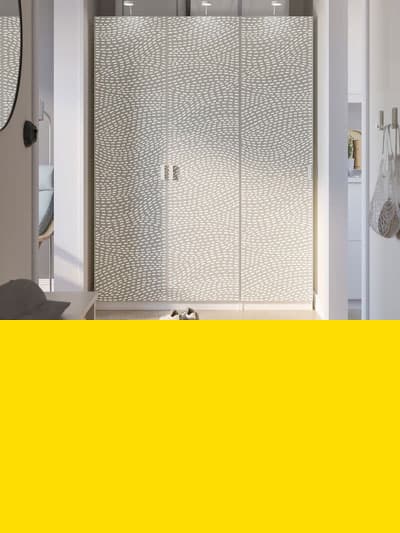 Man sieht einen Kleiderschrank in einem Zimmer und darunter einen gelben Balken.