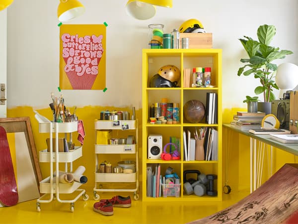 Match a KALLAX shelving unit and two white RÅSKOG trolleys for a lot of flexible storage space in happy colours.