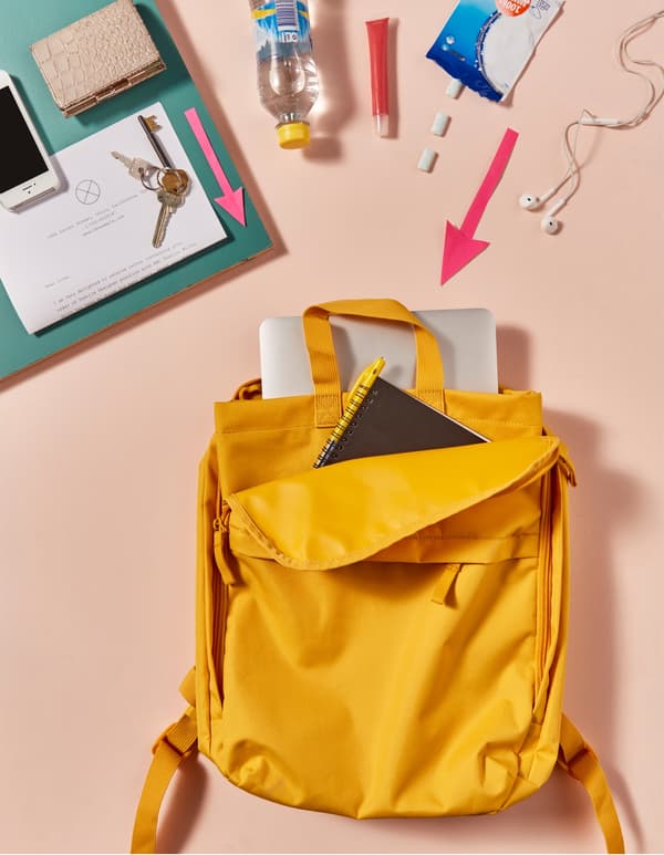 Matériel essentiel pour étudier, comme un portable, glissé dans un sac à dos