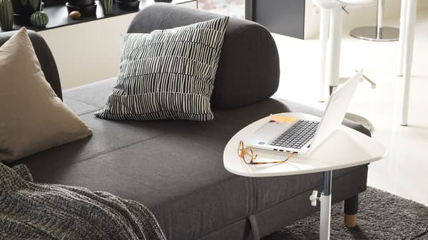 Meja sisi FLOTTEBO IKEA menukar sofa anda menjadi ruang istirahat terbaik.