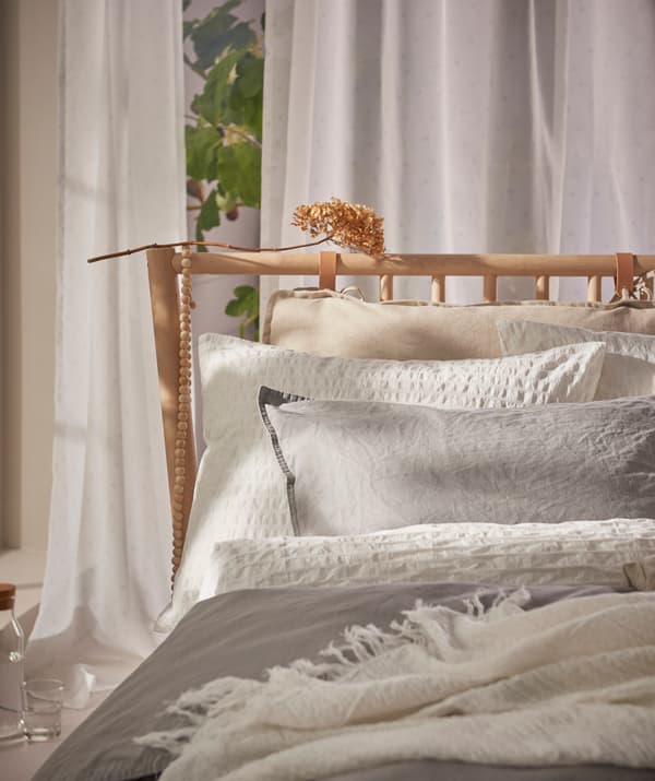 Mélanger les teintes et les textures du linge de lit donne au lit un côté cosy et accueillant.