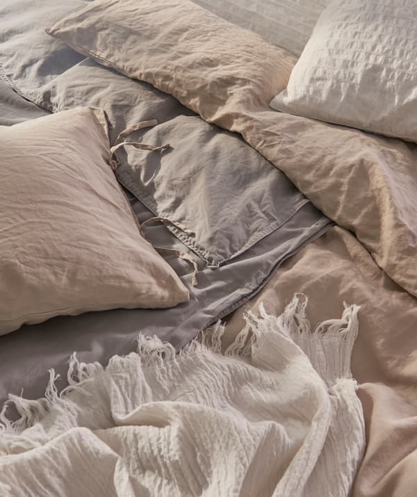 Mélanger les teintes et les textures pour le linge de lit donne au lit un côté cosy et accueillant.