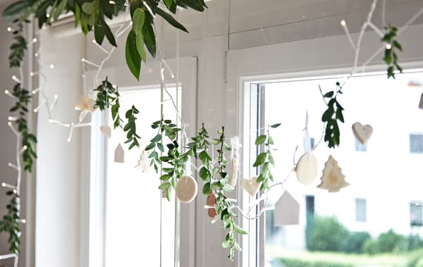 Mélangez décorations, lumières et verdure.