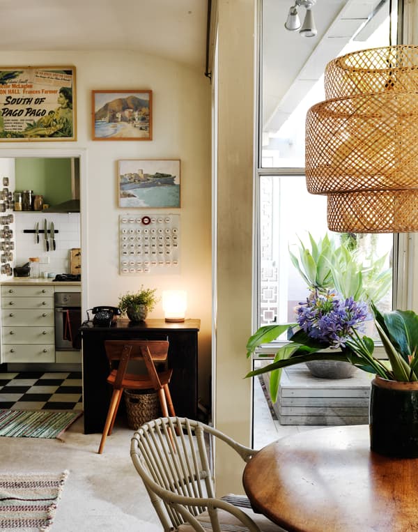 Mélangez meubles modernes et pièces vintage.