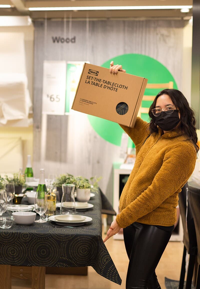 Membre IKEA Family prenant la pose avec sa nappe La table d’hôte au magasin IKEA de North York le 18 décembre.