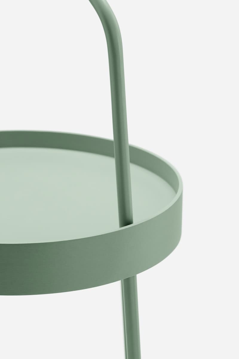 Mesa lateral de la serie BURVIK de color verde musgo.