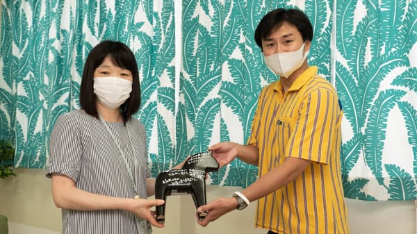 メッセージ入りダーラナホースを渡す様子。